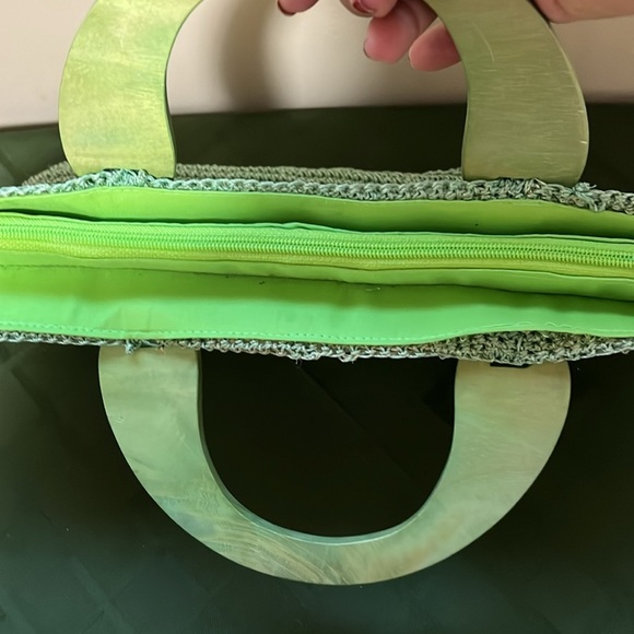 Vintage Green Basket Weave Style Bag with wooden handles & crochet top and base - Picture 6 of 8